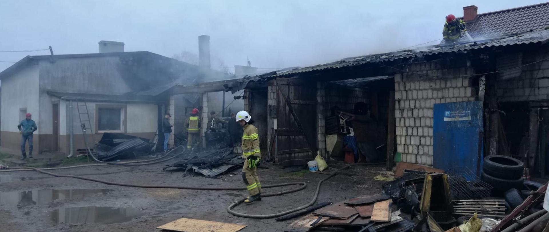 Działania gaśnicze podczas pożaru w Szałkowie 