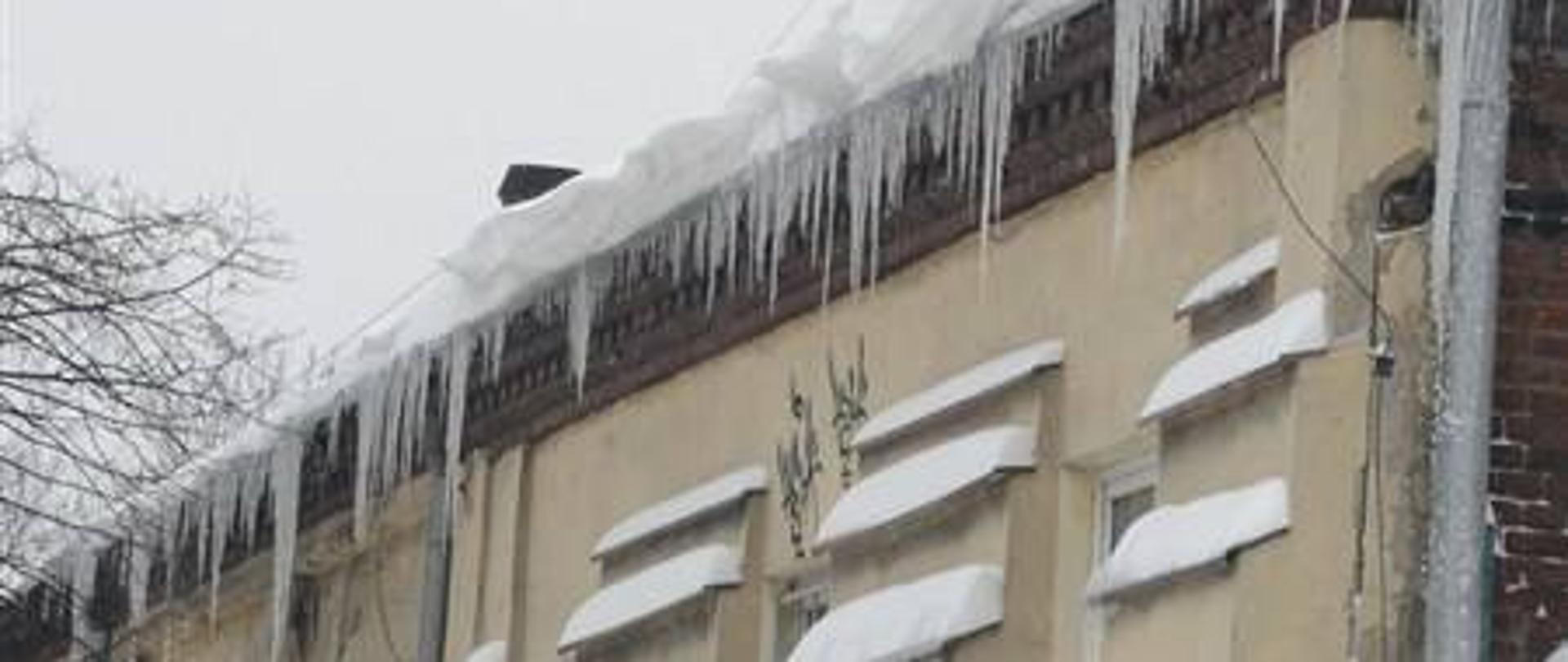 Śnieg oraz nawisy lodowe na dachu.