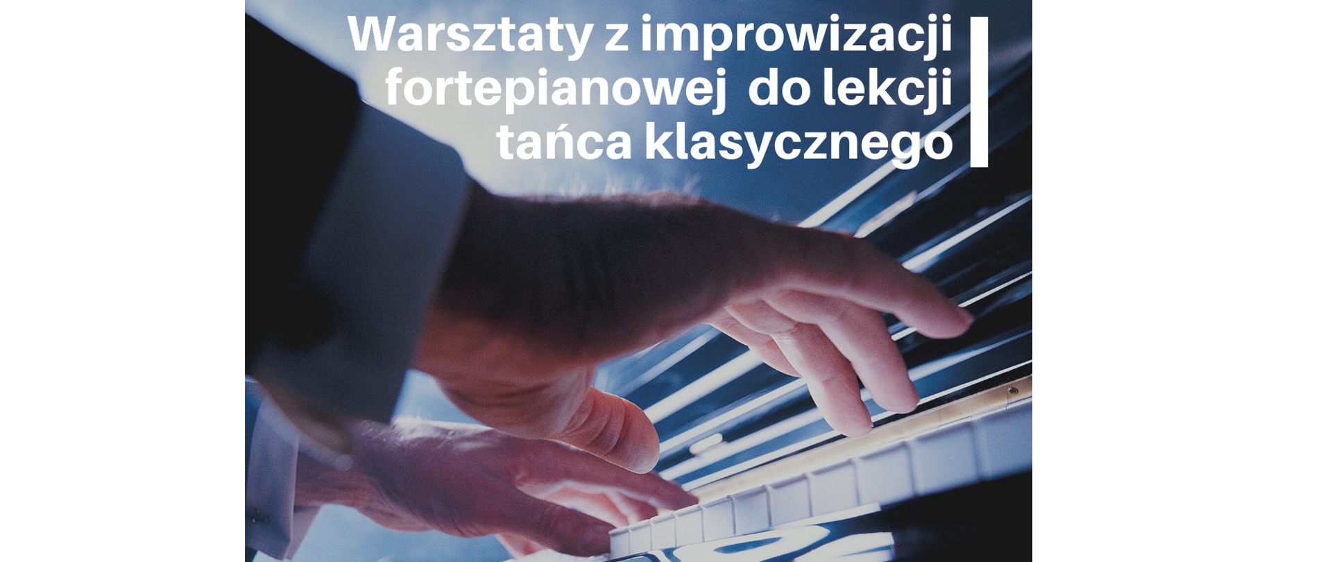 Plakat warsztatów z improwizacji na niebieskim tle klawiatura fortepianu na której grają męskie dłonie , widać fragment mankietu koszuli oraz garnituru u góry napis białymi literami Plakat warsztatów z improwizacji 