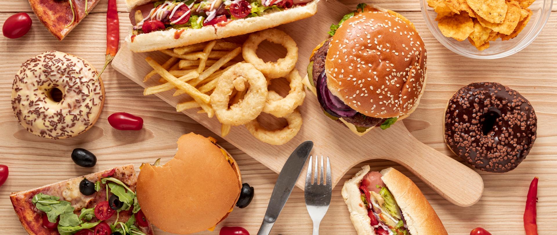 odgornego widoku przygotowania z jedzeniem na drewnianym tle