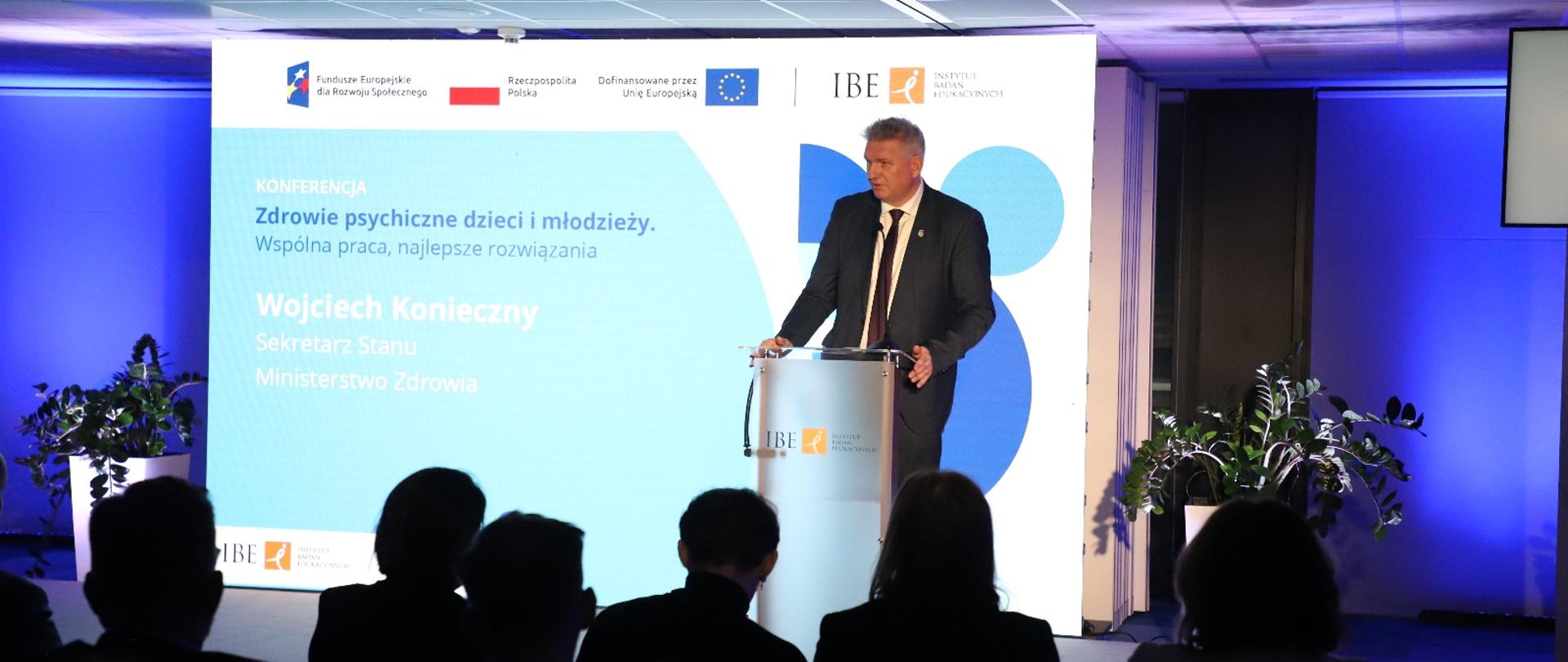 Zdjęcie wiceministra Wojciecha Koniecznego podczas konferencji Zdrowie psychiczne dzieci i młodzieży