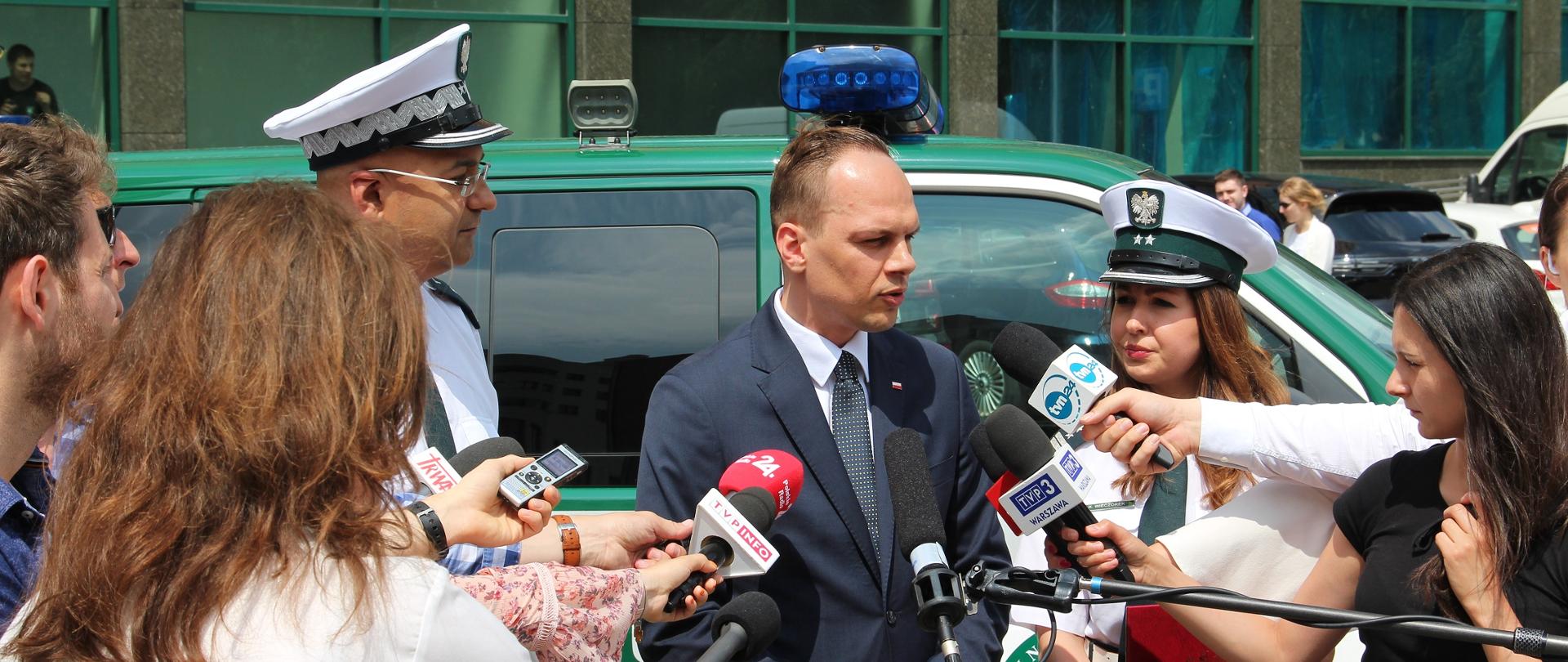 Wiceminister R. Weber podczas briefingu prasowego w Głównym Inspektoracie Transportu Drogowego
