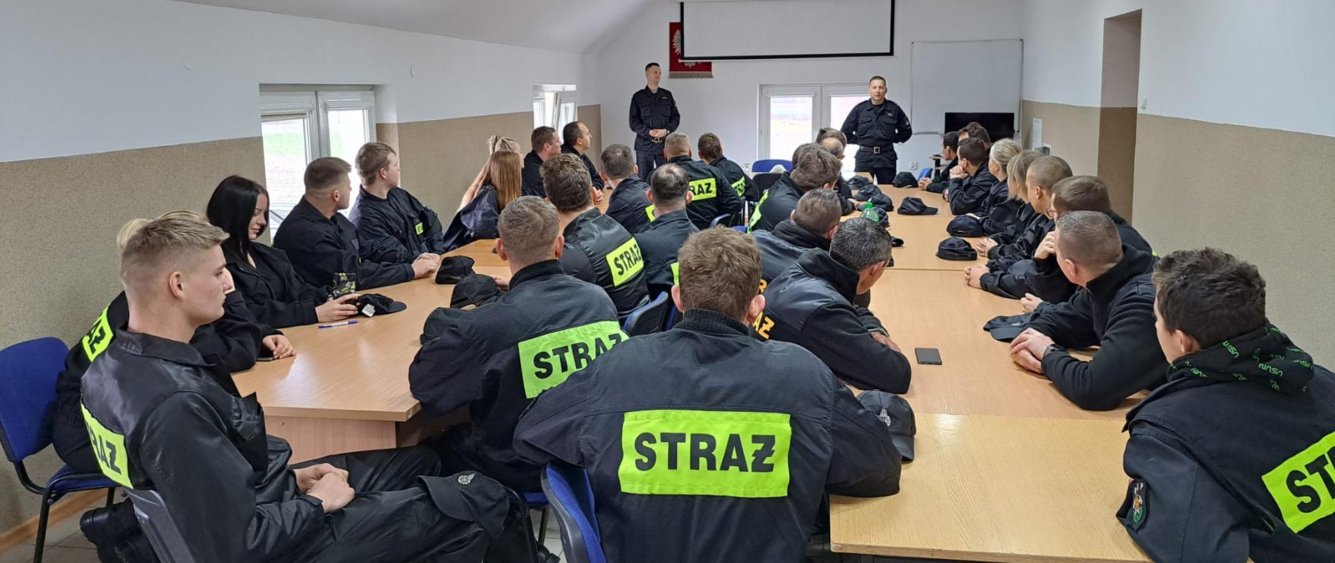 Zdjęcie przedstawia strażaków PSP oraz OSP podczas egzaminu szkolenia podstawowego OSP