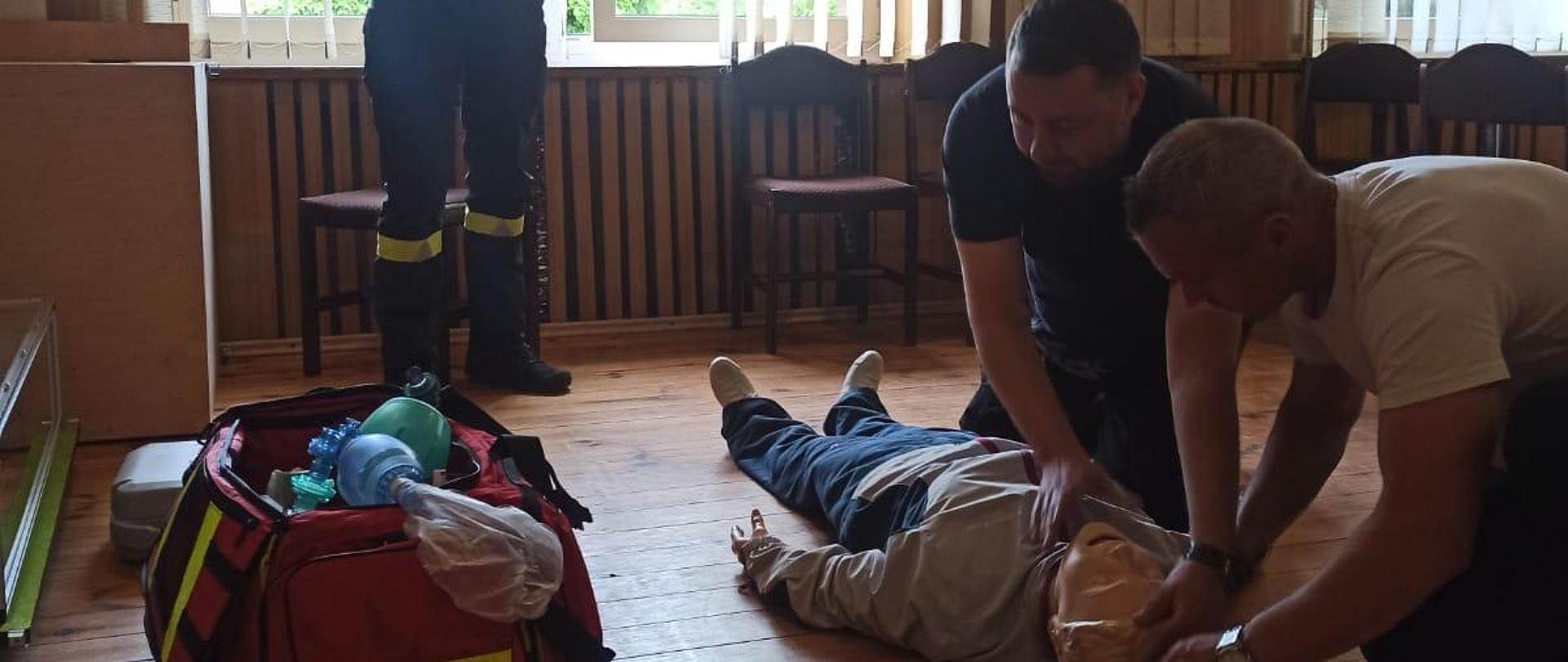 Druhowie podczas egzaminu praktycznego.