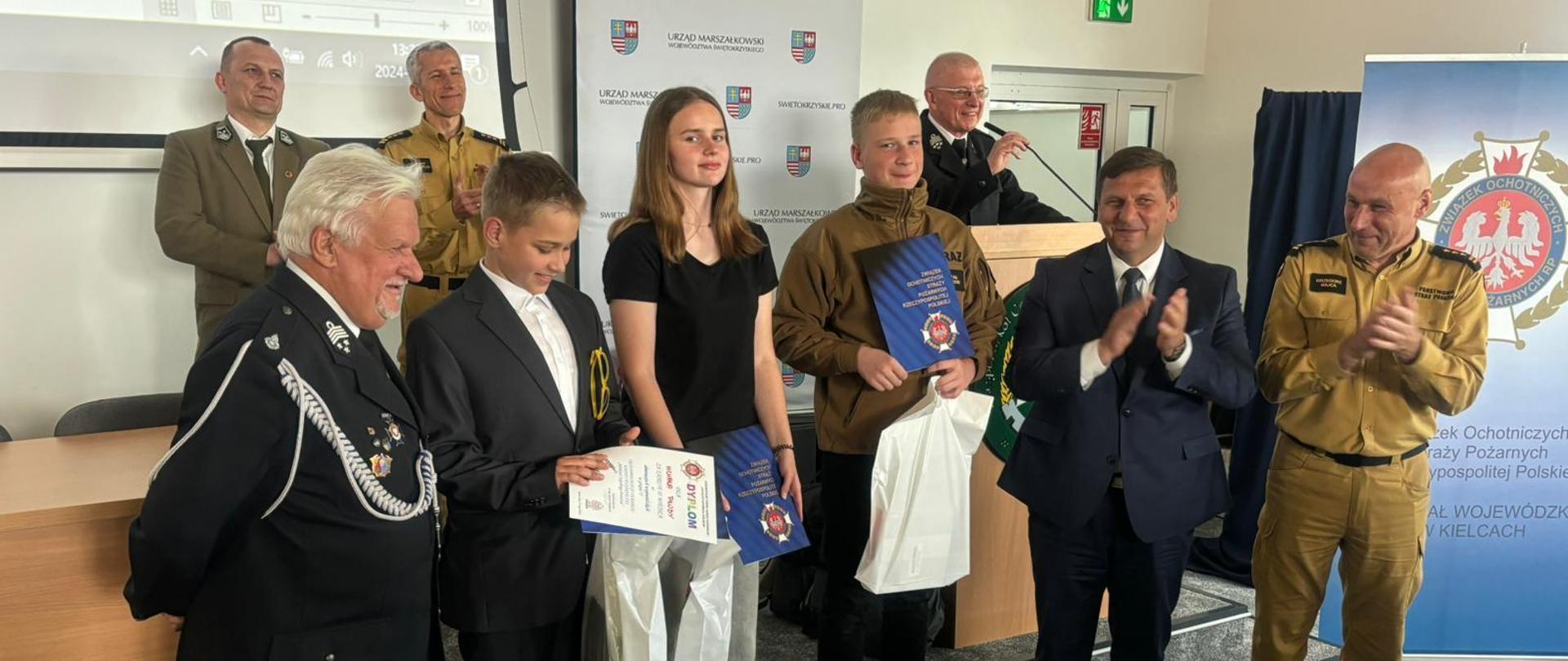 Na zdjęciu laureaci drugiej kategorii wiekowej podczas wojewódzkiego finału OTWP.