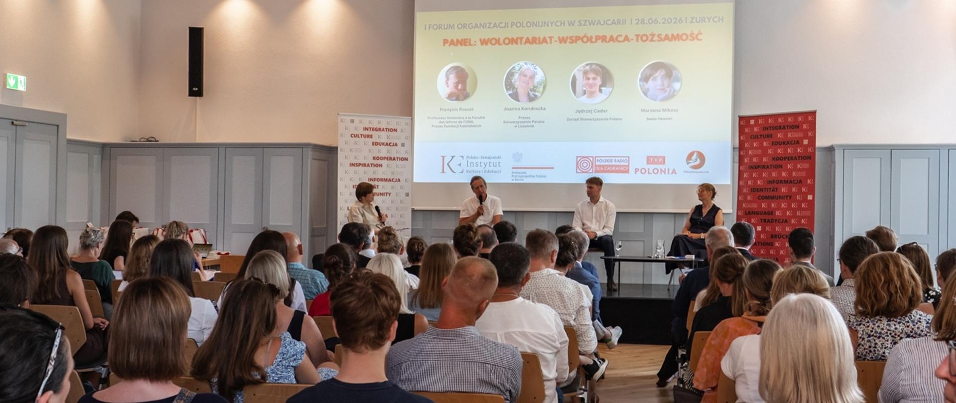 Zdjęcie przedstawia prowadzących oraz uczestników I Forum Organizacji Polonijnych w Szwajcarii