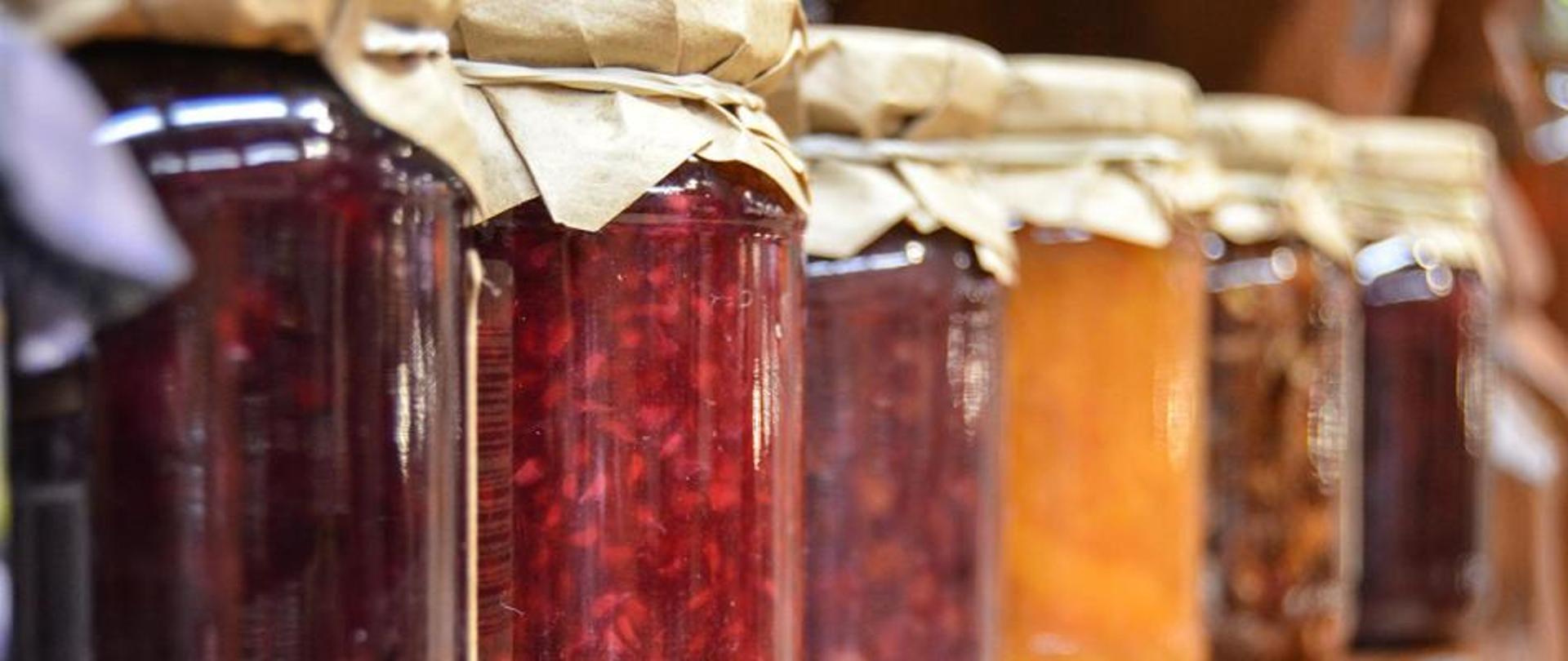 Słoiki z przetworami