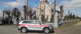 na zdjęciu, w jego centralnej części kościół w Woli Cyrusowej, przed kościołem samochód operacyjny z Komendy Powiatowej Państwowej Straży Pożarnej w Brzezinach