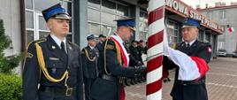 Na zdjęciu strażacy JRG Przemyśl podczas uroczystego podniesienia flagi państwowej