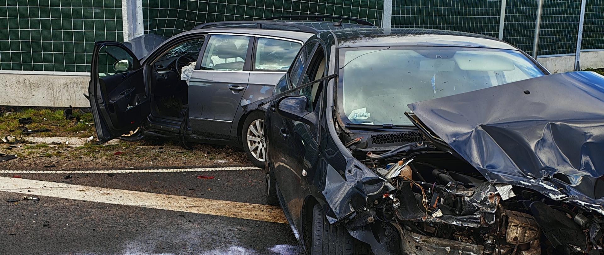 dwa pojazdy osobowe uszkodzone na skutek zderzenia