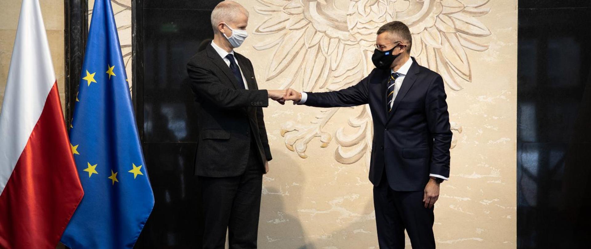 Deputy Head of the Ministry of Economic Development, Labour and Technology Robert Tomanek and French counterpart, Minister Franck Riester, shake hand