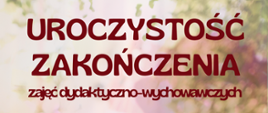 Afisz informujący o uroczystości zakończenia zajęć dydaktyczno-wychowawczych. Kolorystyka jest ciepła, dominują odcienie beżu, zieleni i bordo.