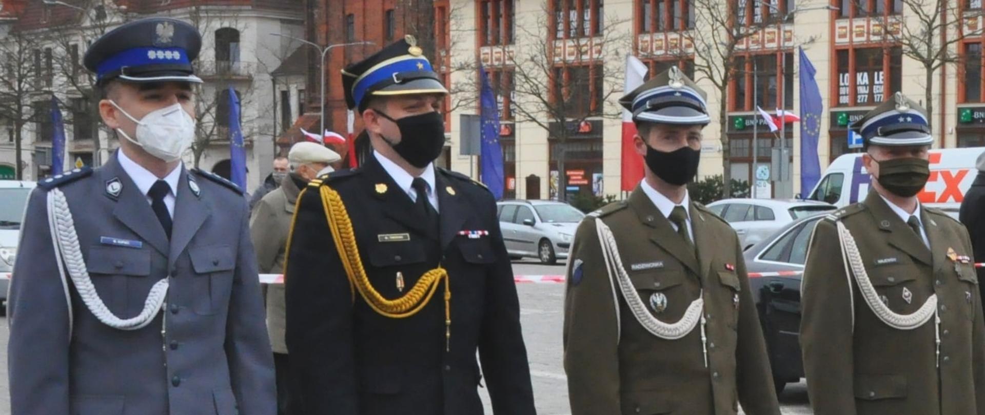 Zdjęcie przedstawia przedstawicieli służb mundurowych uczestniczących w obchodach.
