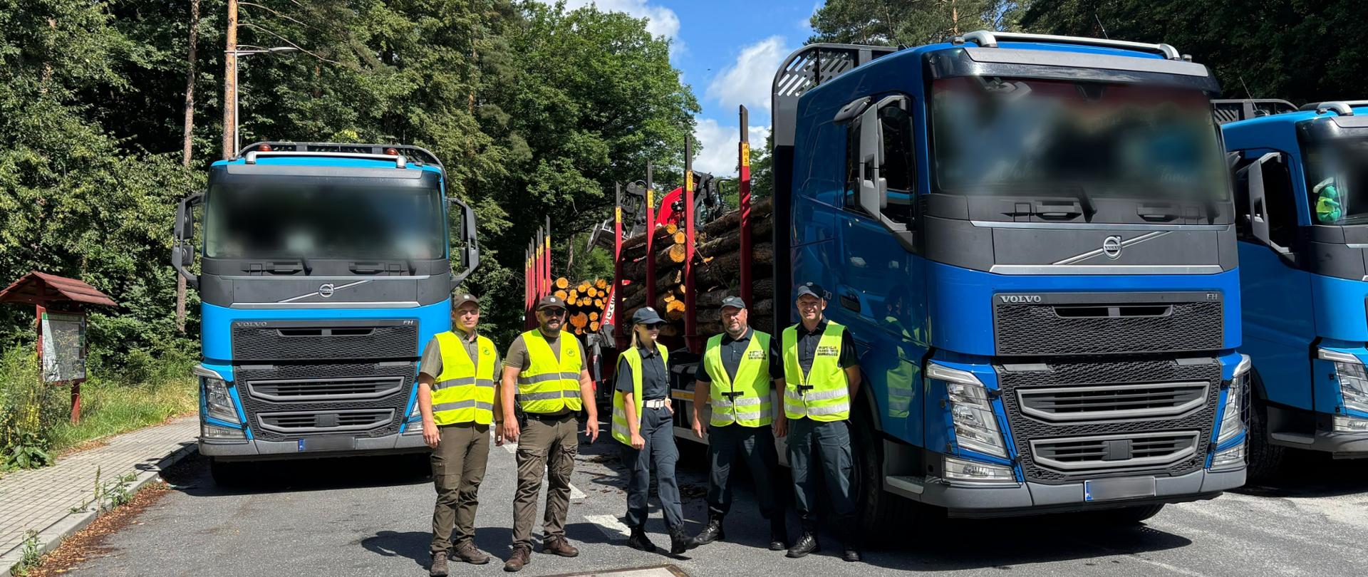 Pojazdy przewożące drewno na punkcie kontrolnym opolskiej Inspekcji Transportu Drogowego