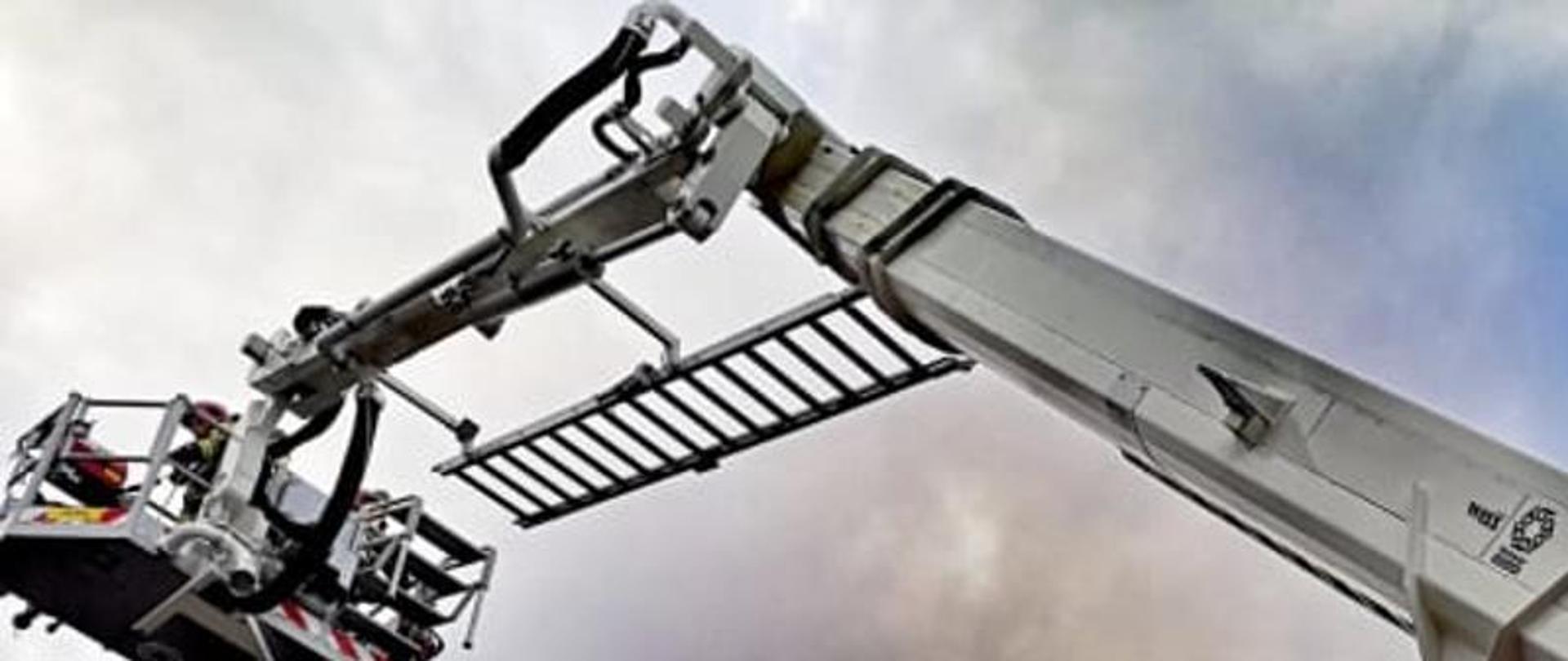 Na zdjęciu widzimy operatora podczas pracy podnośnikiem hydraulicznym