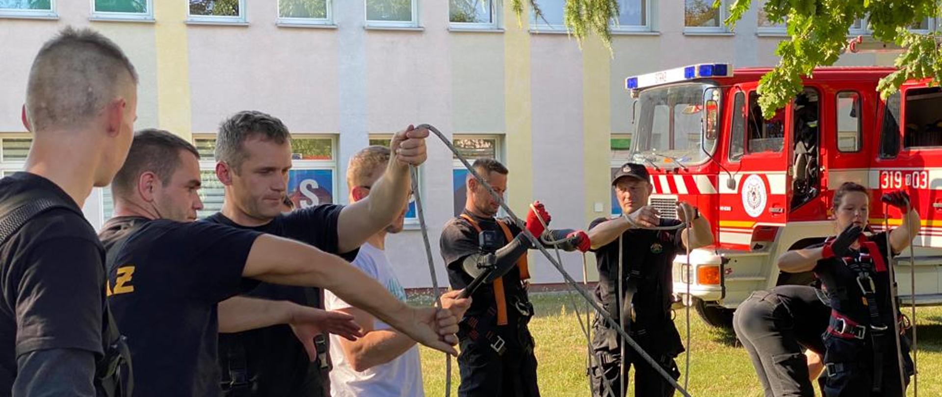 Strażak omawia zagadnienie bezpieczeństwa w ratownictwie wysokościowym w KSRG.