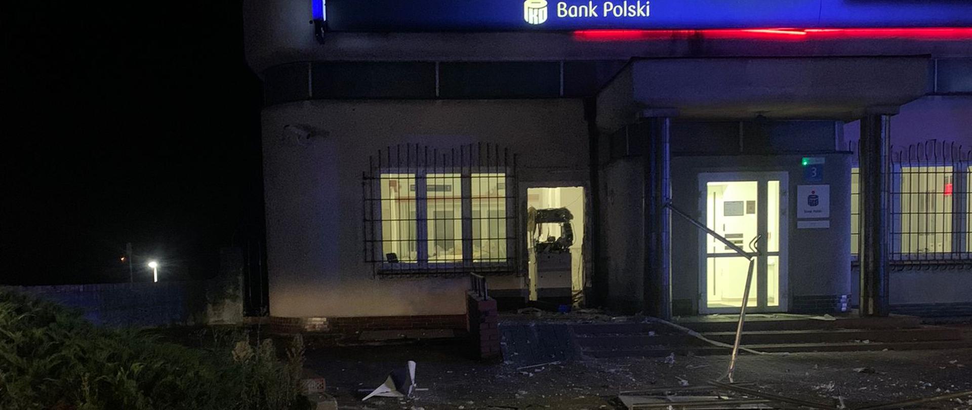 Na zdjęciu widać uszkodzony bankomat z zewnątrz 
