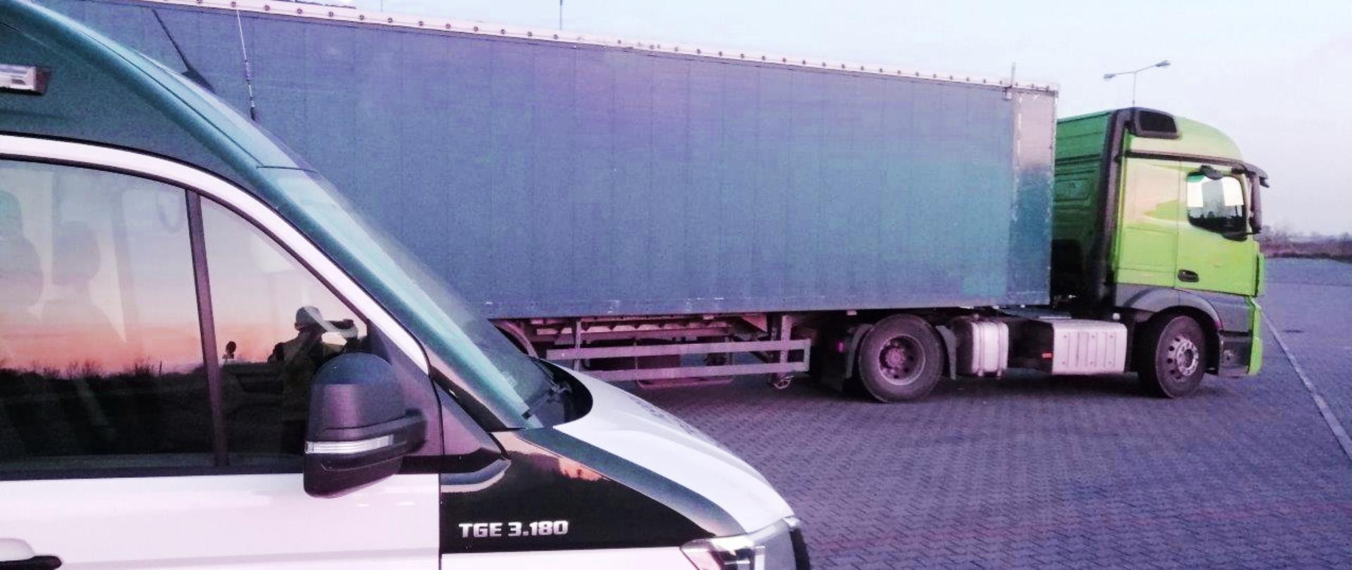 Kontrola zespołu pojazdów zatrzymanego przez inspektorów zachodniopomorskiej Inspekcji Transportu Drogowego. Na zdjęciu na przydrożnym parkingu na pierwszym planie furgon ITD, za nim ciężarówka.
