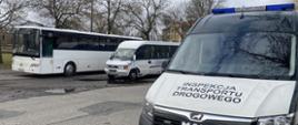 Na pierwszym planie (od prawej): przód oznakowanego furgonu mazowieckiej Inspekcji Transportu Drogowego. W tle: dwa autobusy komunikacji podmiejskiej stoją na przystanku końcowym przy ul. Kraszewskiego w Radomiu.