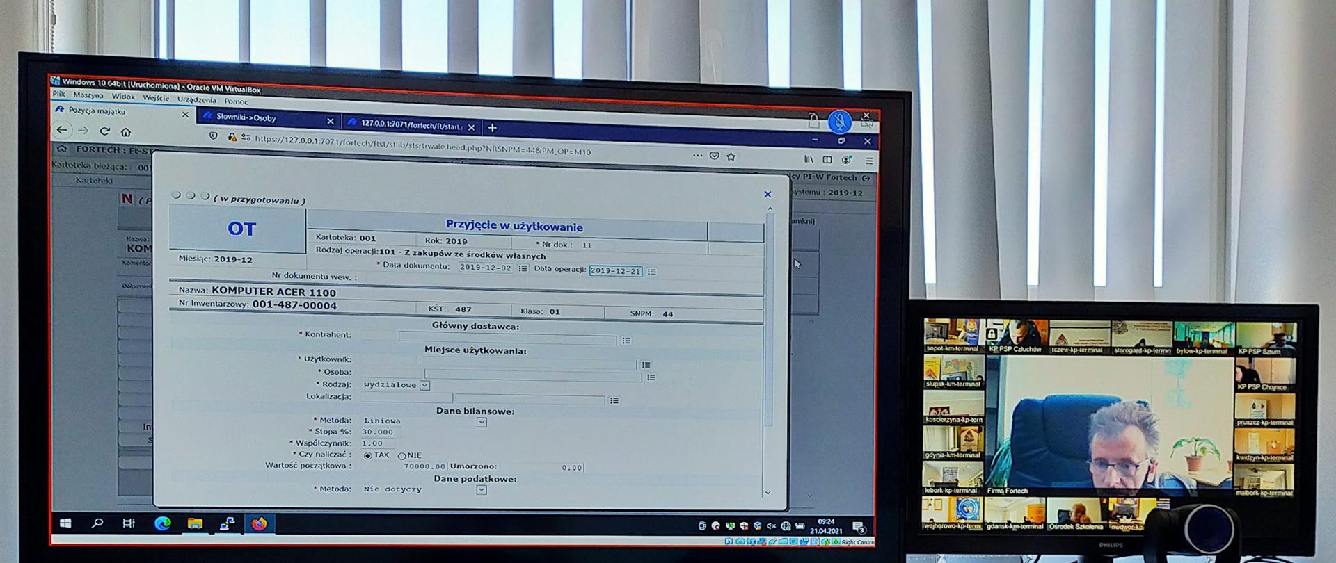 Monitory na których wyświetlana jest obsługa programu informatycznego oraz uczestnicy szkolenia.