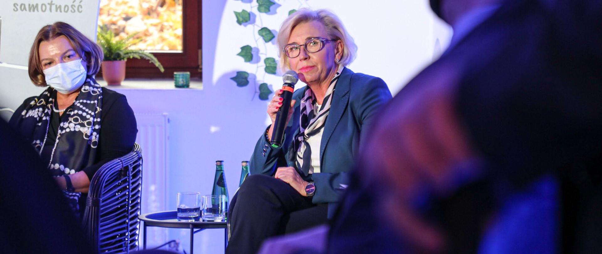 Inauguracja kampanii „Powiedz co czujesz. Zdemaskuj emocje” z udziałem wiceminister Marzeny Machałek, przemawia wiceminister Marzena Machałek, siedzi i mówi do mikrofonu.