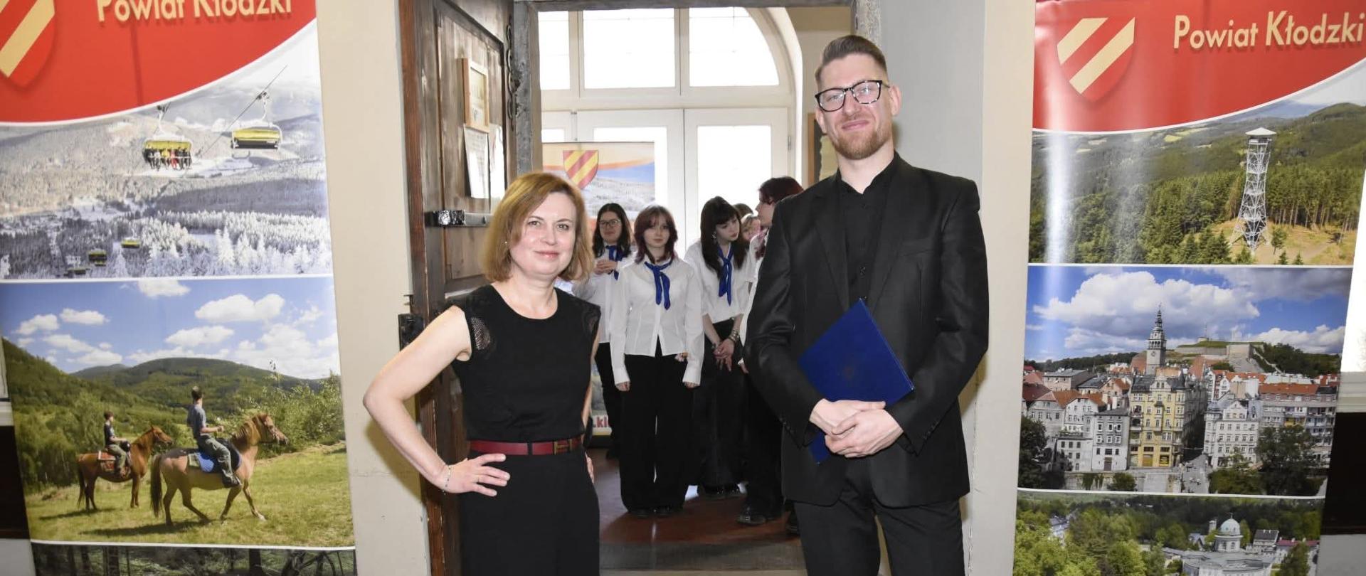 Występ naszego chóru pod dyrekcją Renaty Fiałkowskiej-Dumy podczas uroczystej gali wręczenia dorocznych nagród Starosty "Róża Kłodzka" w Kłodzku