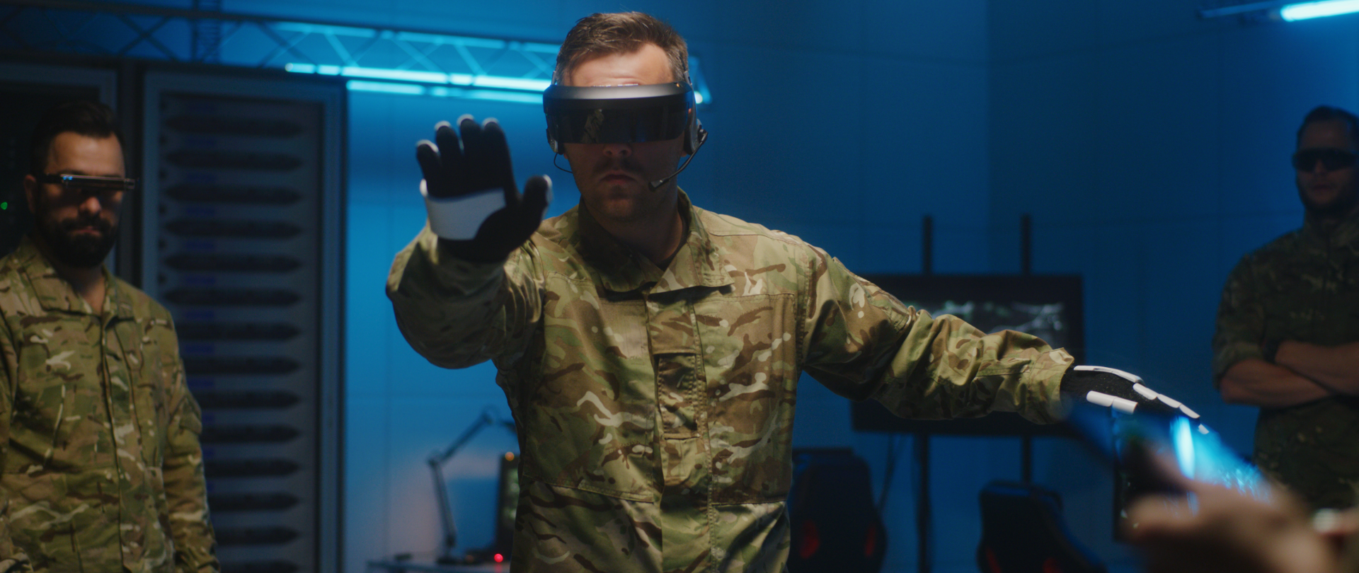 Żołnierz ćwiczy w okularach VR