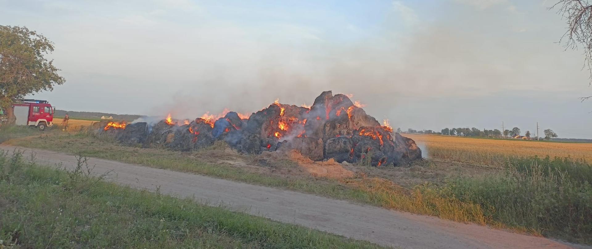 Widać palący się stóg