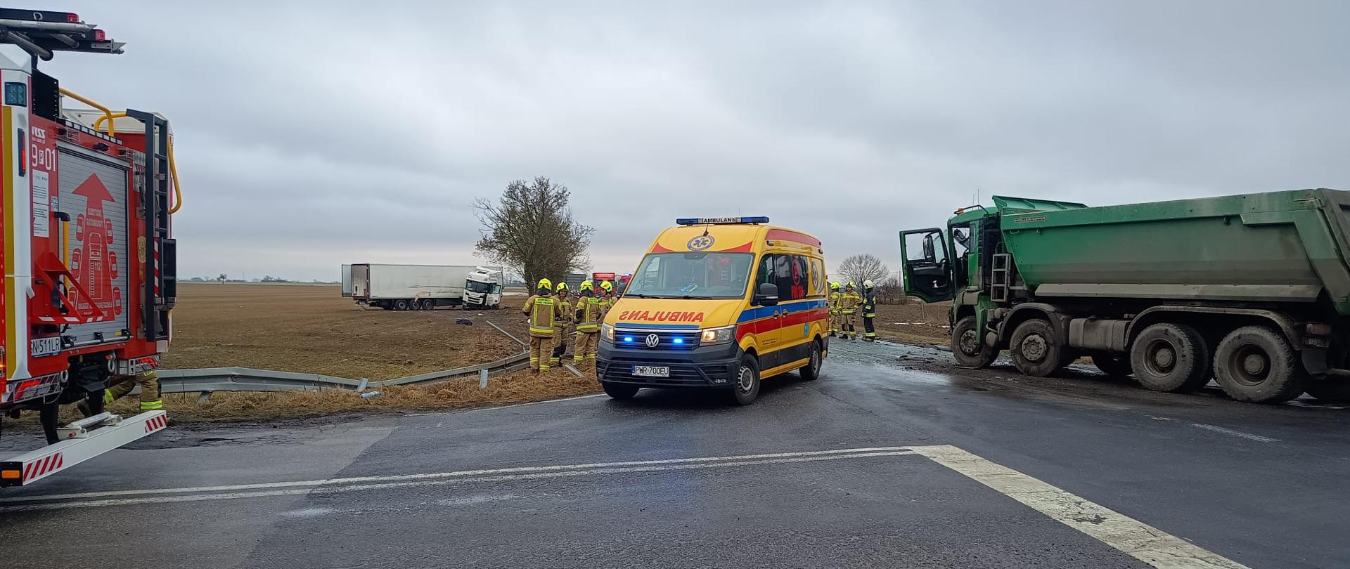 Na zdjęciu widać skrzyżowanie na którym doszło do wypadku. Jeden z pojazdów stoi na prawym pasie ruchu, natomiast w tle widać TIRa, który zatrzymał się na przydrożnym polu.