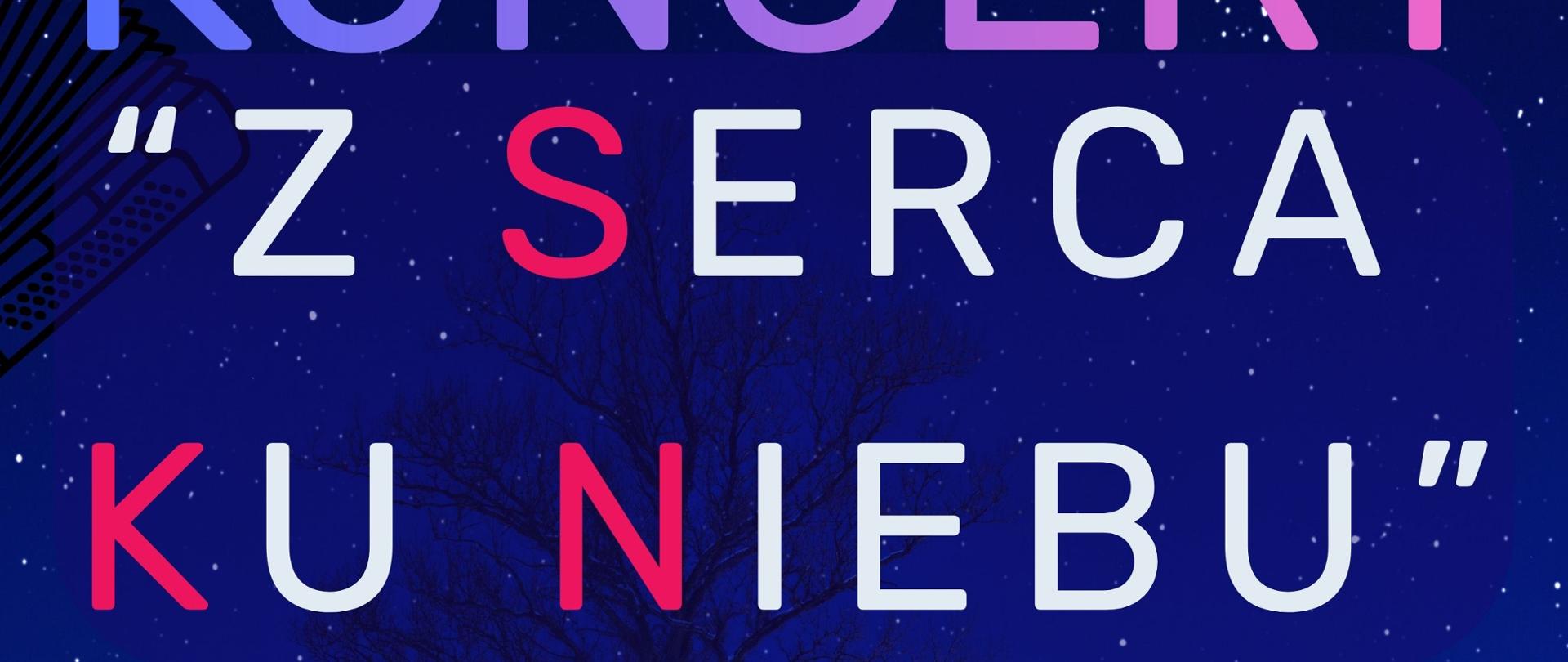 Plakat utrzymany jest w zimowej, nocnej stylistyce. Tło stanowi ciemnogranatowe, gwiaździste niebo z delikatnie opadającym śniegiem oraz ośnieżony krajobraz, na którym widoczny jest drewniany dom z ciepłym, żółtym światłem bijącym z okien, co tworzy kontrast między chłodem nocy a domowym ciepłem. W centrum tła znajduje się także sylwetka bezlistnego drzewa, podkreślająca zimowy charakter sceny.
W górnej części plakatu umieszczony jest duży, wyraźny napis „KONCERT” wykonany nowoczesną czcionką w gradientowych odcieniach fioletu i różu. Poniżej znajduje się tytuł wydarzenia zapisany w cudzysłowie: „Z SERCA KU NIEBU”, gdzie część liter wyróżniona jest kolorem czerwonym, a pozostałe białym, co nadaje całości dynamiki i emocjonalnego akcentu. Z lewej strony górnej części plakatu widoczny jest graficzny motyw instrumentu muzycznego w formie uproszczonego rysunku.
Niżej umieszczono tekst informacyjny zapraszający dzieci, młodzież i dorosłych, z obietnicą miłych wspomnień oraz magii wspólnego kolędowania. Kolejna sekcja zawiera opis programu koncertu, w którym wymienione są kolędy i pastorałki, m.in. „Jezusa Narodzonego”, „Lulajże Jezuniu”, „Cicha noc”, „Kołysanka Józefa”, „Małe Betlejem”, wykonywane przez chór, solistów oraz instrumentalistów.
W dolnej części plakatu znajduje się informacja o organizatorze zapisana kolorową czcionką: Państwowa Szkoła Muzyczna I stopnia im. K. Komedy w Lubaczowie. Obok widnieje informacja o wolnym wstępie. Poniżej, dużą i czytelną czcionką, podana jest godzina wydarzenia: 17.00 oraz data: 30 stycznia 2026 r. W lewym dolnym rogu umieszczono logotyp szkoły muzycznej, przedstawiający nazwę instytucji oraz stylizowane, kolorowe elementy graficzne kojarzące się z klawiaturą lub instrumentami. Całość plakatu łączy elegancką, spokojną estetykę z ciepłym, świąteczno-muzycznym nastrojem.