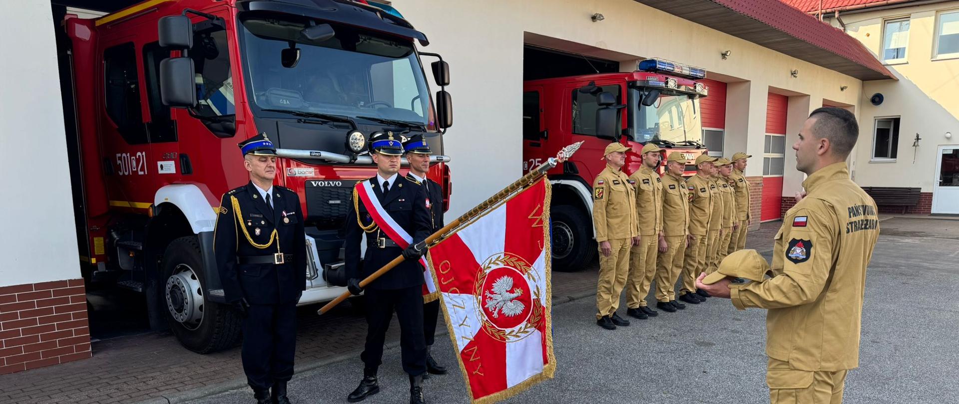 Ślubowanie nowo przyjętego strażaka. Na placu KP PSP Radziejów odbyło się ślubowanie nowo przyjętego strażaka. Zdjęcie przedstawia strażaków PSP ze Standarem Komendy oraz zmianę służbową ubraną w mundury koloru piaskowego. 