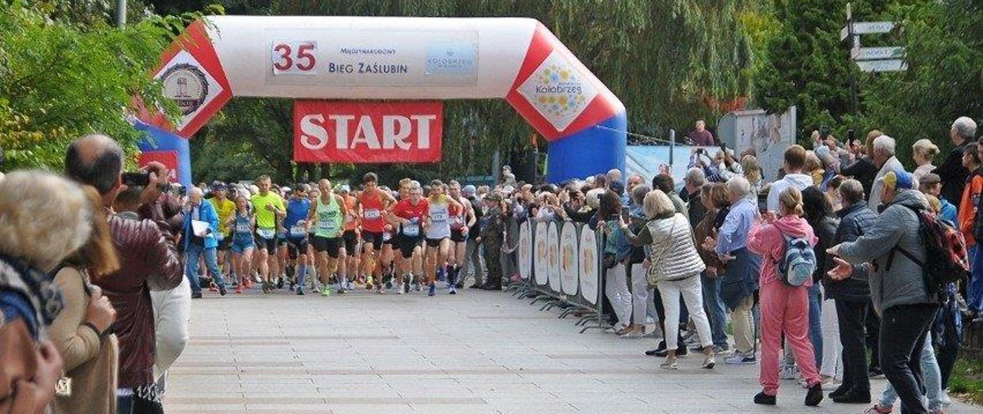 XXVI Indywidualne i Drużynowe Mistrzostwa Polski Strażaków w Biegu Ulicznym. Start zawodników.
