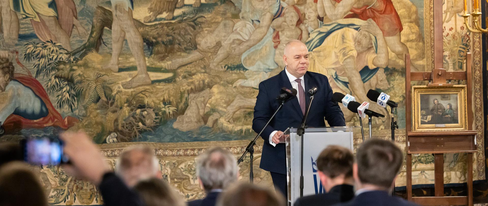 Wicepremier Jacek Sasin podczas prezentacji nowych dzieł sztuki w Zamku Królewskim na Wawelu