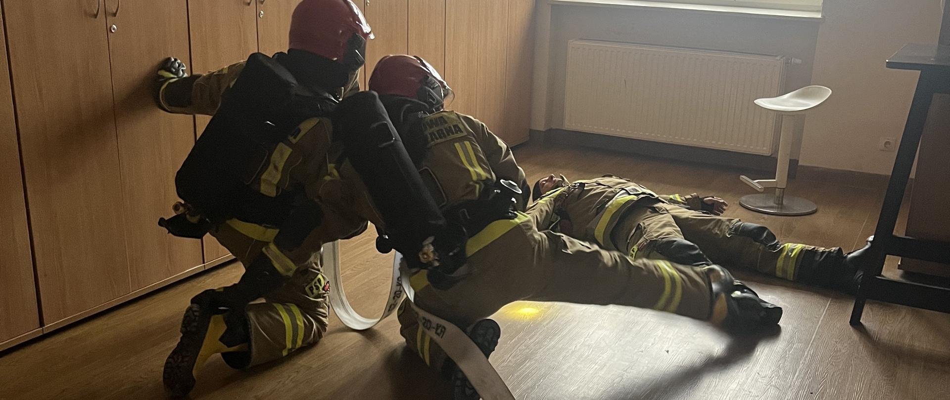 Strażacy przeszukują pomieszczenie