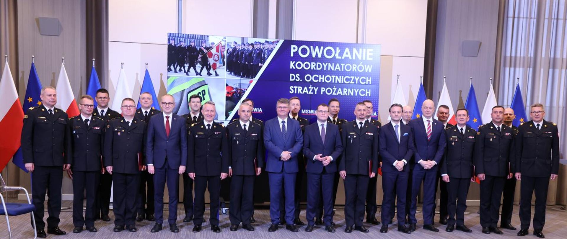 Zdjęcie grupowe komendantów PSP i wicemintsrów