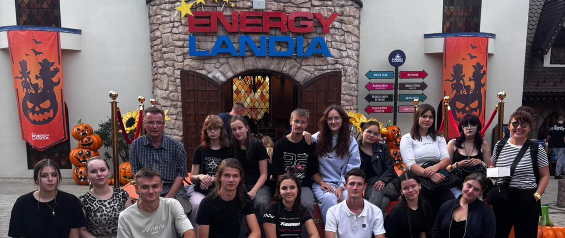 Uczniowie i nauczyciele przed bramą Energylandii