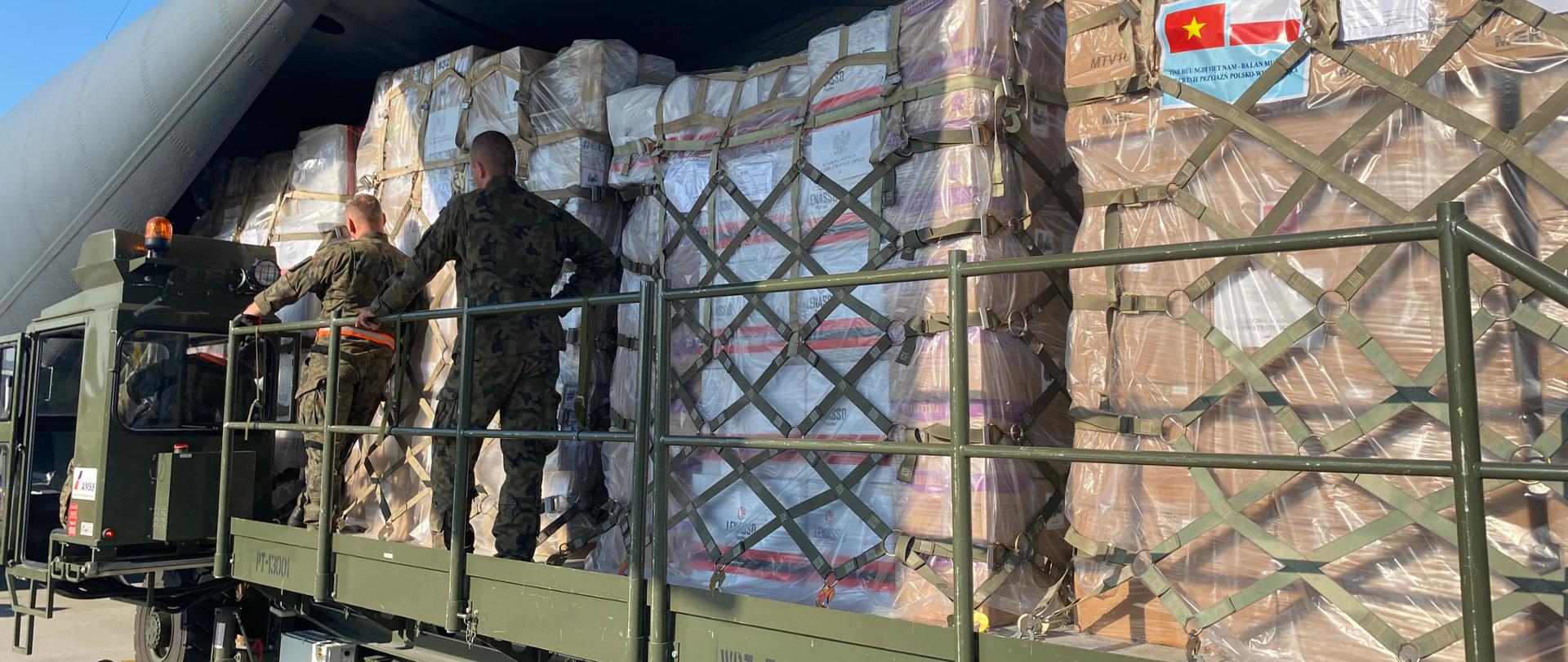 Transport szczepionek przeciwko Covid-19 do Wietnamu, 8.09.2021. Na zdjęciu samochód transportujący palety transportowe do samolotu 
