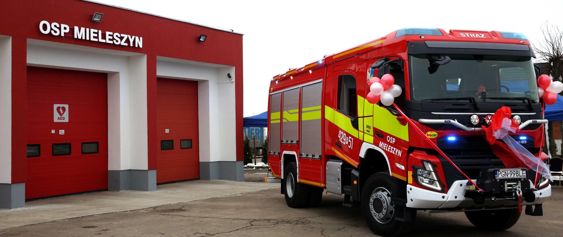Zdjęcie z przekazania samochodu ratowniczo-gaśniczego dla jednostki OSP w Mieleszynie
