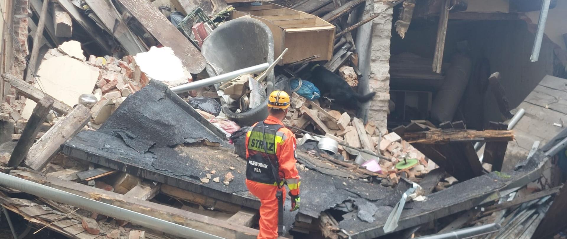 Na zdjęciu widać gruzowisko oraz ratownika 