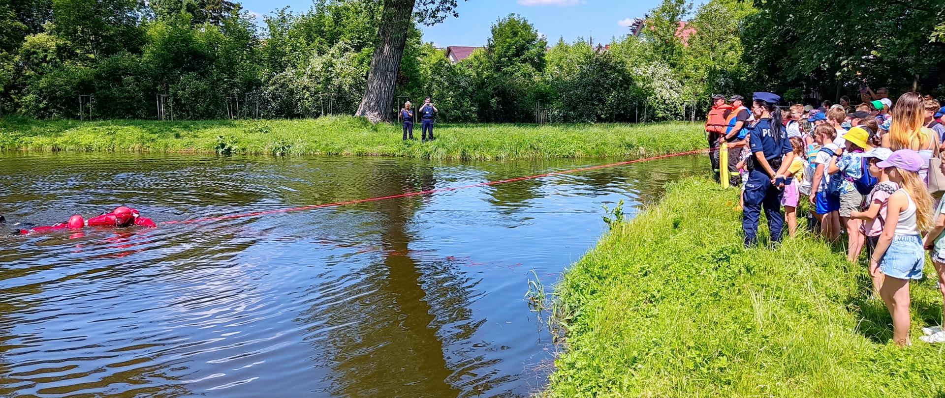 Zdjęcie przedstawia pokaz ratownictwa wodnego poszkodowanego z wody przy użyciu linek ratowniczych 