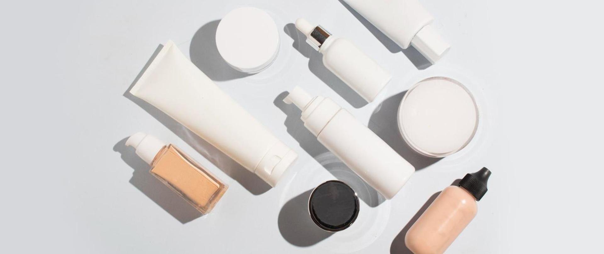 Zdjęcia przedstawia różne opakowania kosmetyków.