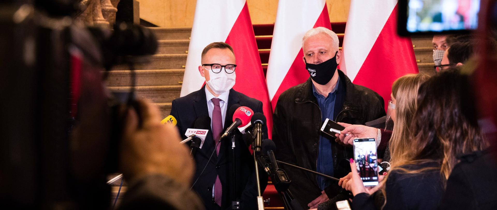 Wiceminister Artur Soboń siedzi przy stole. Obok minister Krzysztof Kubów.