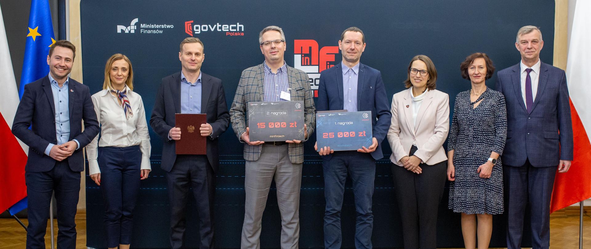 Laureaci 3 edycji konkursu MinFinTech z przedstawicielami kierownictwa MF