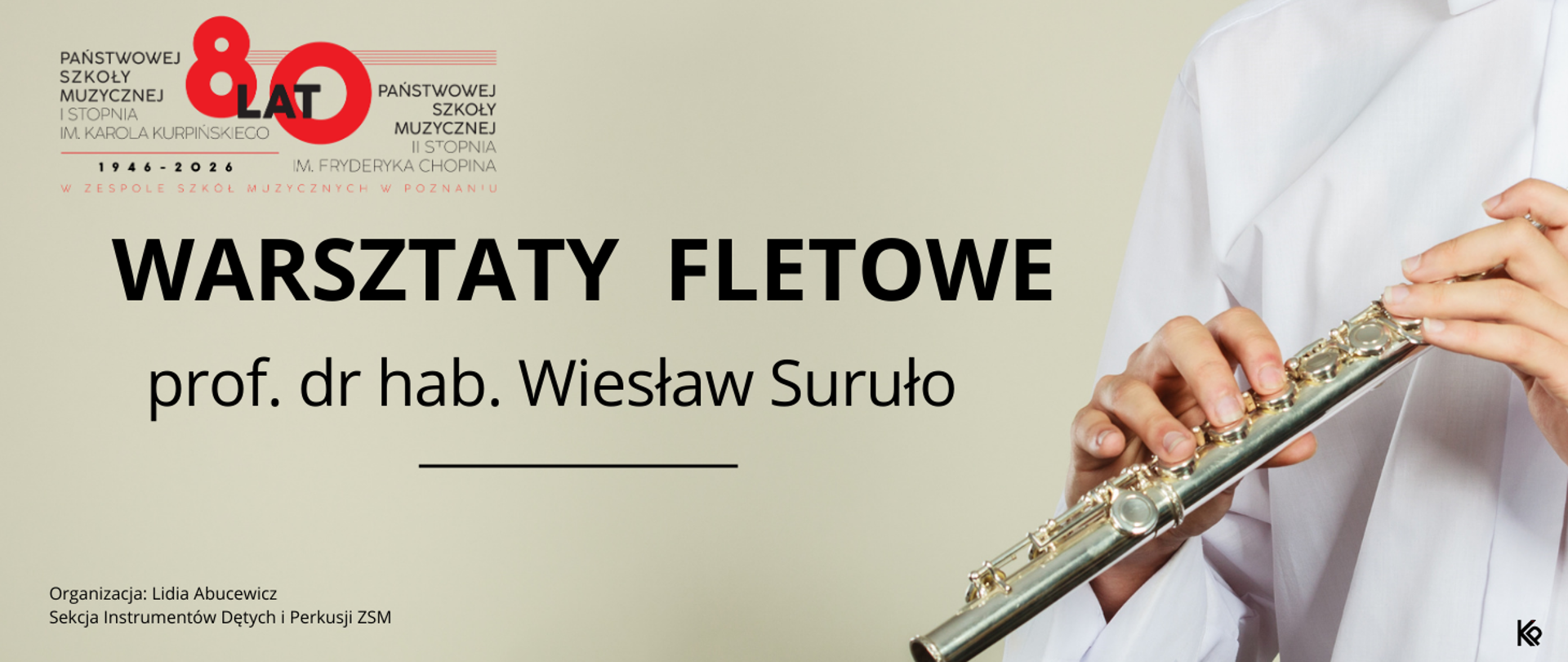 Plakat warsztatów fletowych. Po lewej stronie znajdują się logotypy Państwowej Szkoły Muzycznej w Poznaniu z okazji 80-lecia. Centralnie widoczny duży napis: ‘WARSZTATY FLETOWE’, niżej: ‘prof. dr hab. Wiesław Suruło’. W prawym dolnym rogu fotografia osoby grającej na flecie – widać dłonie trzymające srebrny flet. Na dole informacja o organizacji: Lidia Abucewicz, Sekcja Instrumentów Dętych i Perkusji ZSM