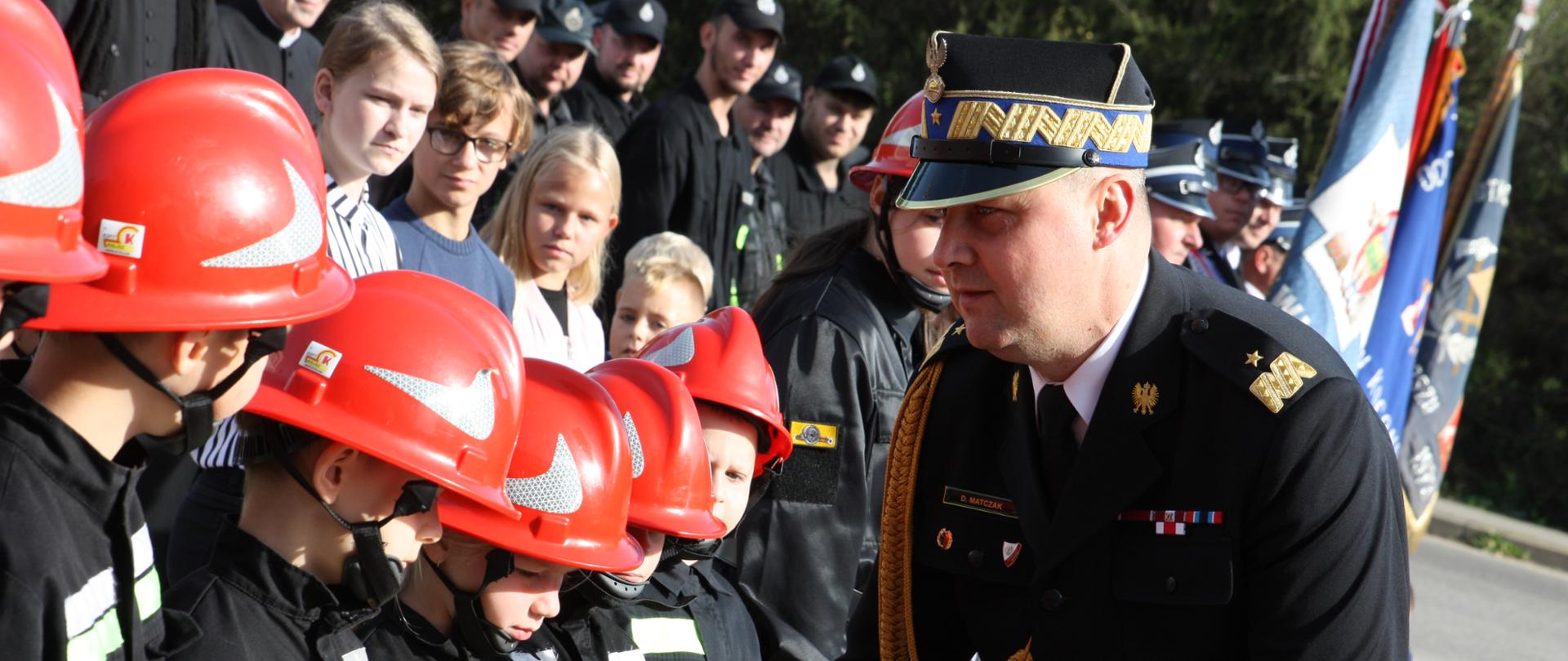 Wielkopolski Komendant Wojewódzki PSP wręcza pamiątkowy ryngraf adeptom pożarnictwa MDP.