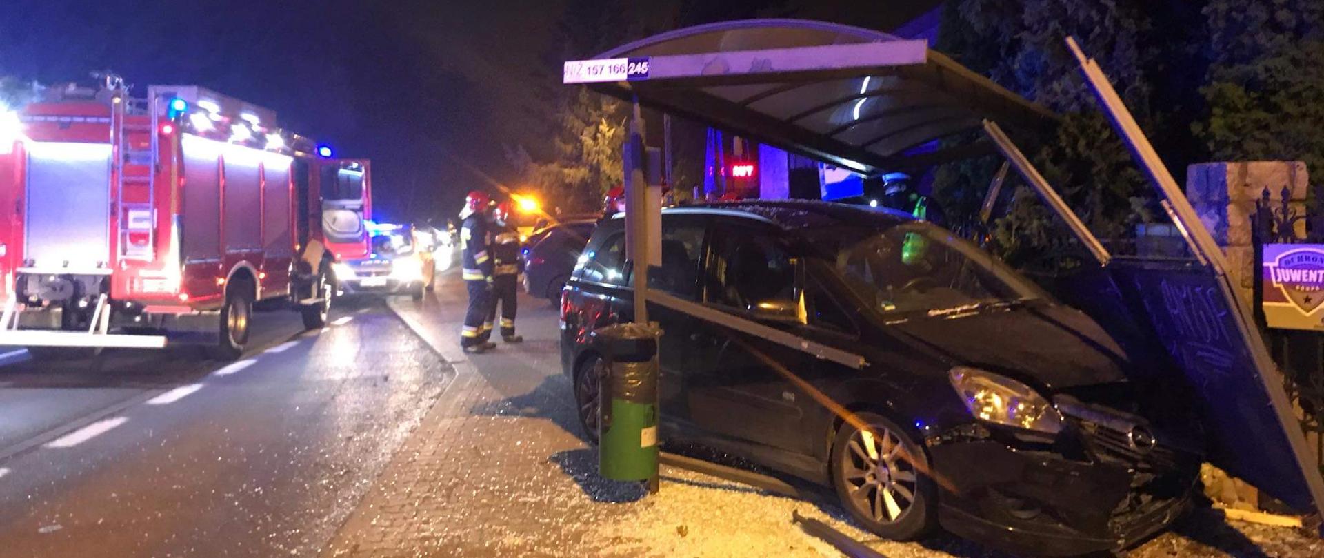 Kolizja samochodu osobowego z przystankiem autobusowym