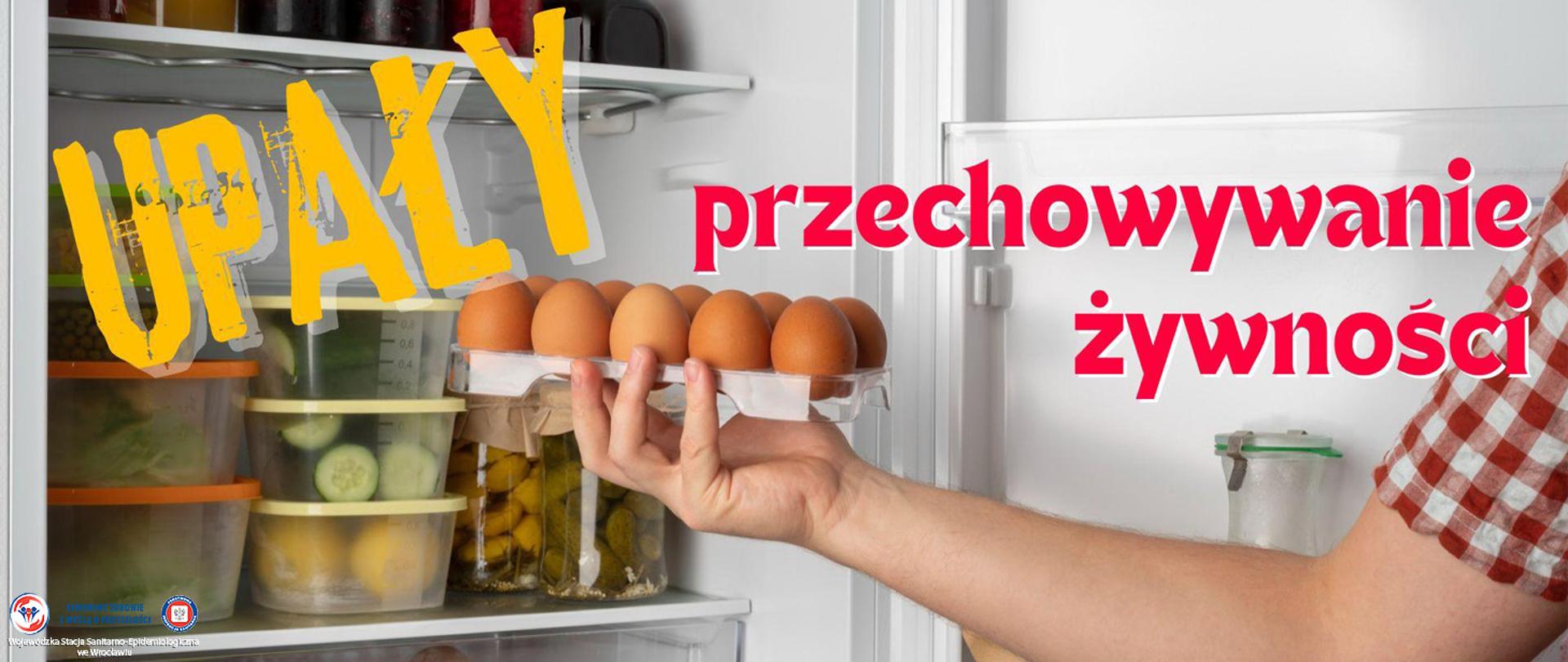 Osoba wyjmująca z lodówki pakiet z kurzymi jajkami