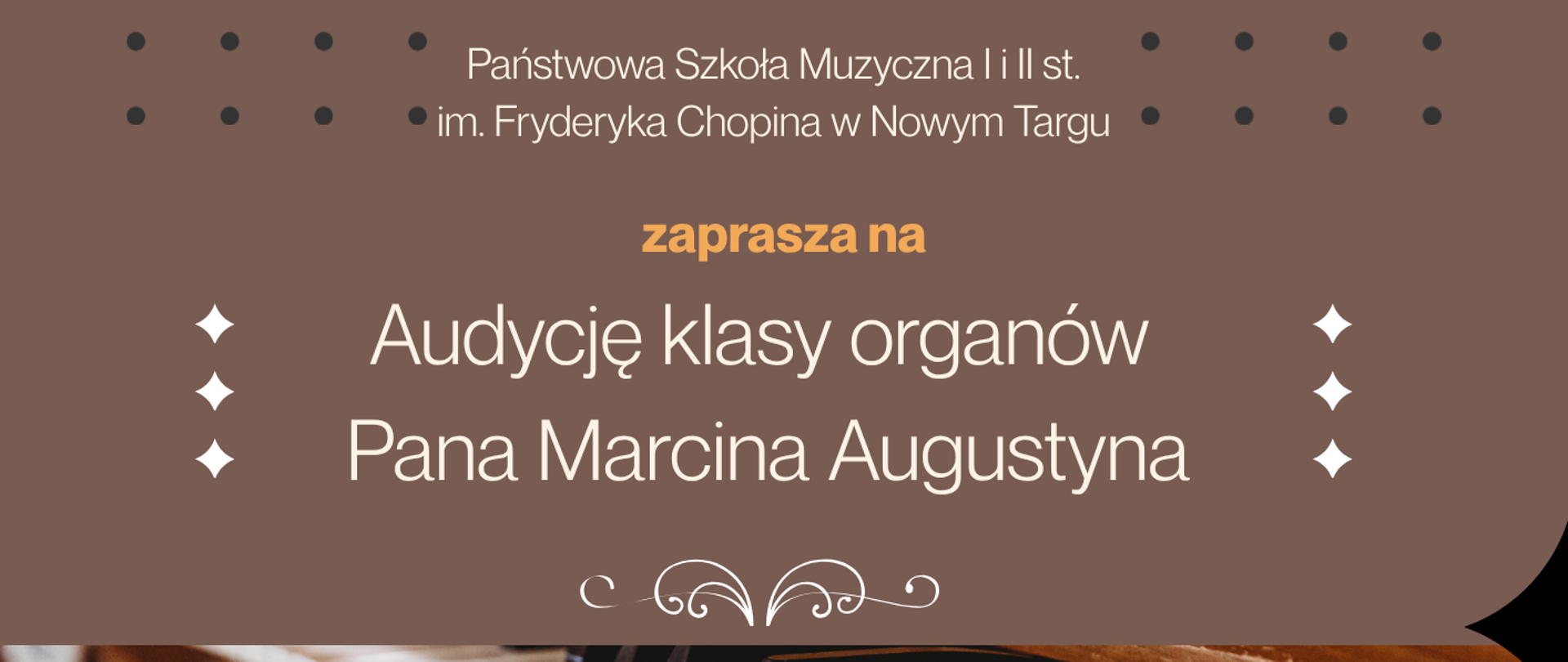 Plakat zaprasza na audycję klasy organów Pana Marcina Augustyna, zatytułowaną przewrotnie: „Organy? No to gramy!!!”. Grafika utrzymana jest w eleganckiej, brązowo-złotej kolorystyce z centralnie umieszczonym zdjęciem stołu gry (klawiatur i rejestrów) organów. Wydarzenie organizowane jest przez Państwową Szkołę Muzyczną I i II st. im. Fryderyka Chopina w Nowym Targu.
Data: 11 czerwca 2026 r. (czwartek). Godzina: 16:00 Miejsce: Sala koncertowa szkoły.