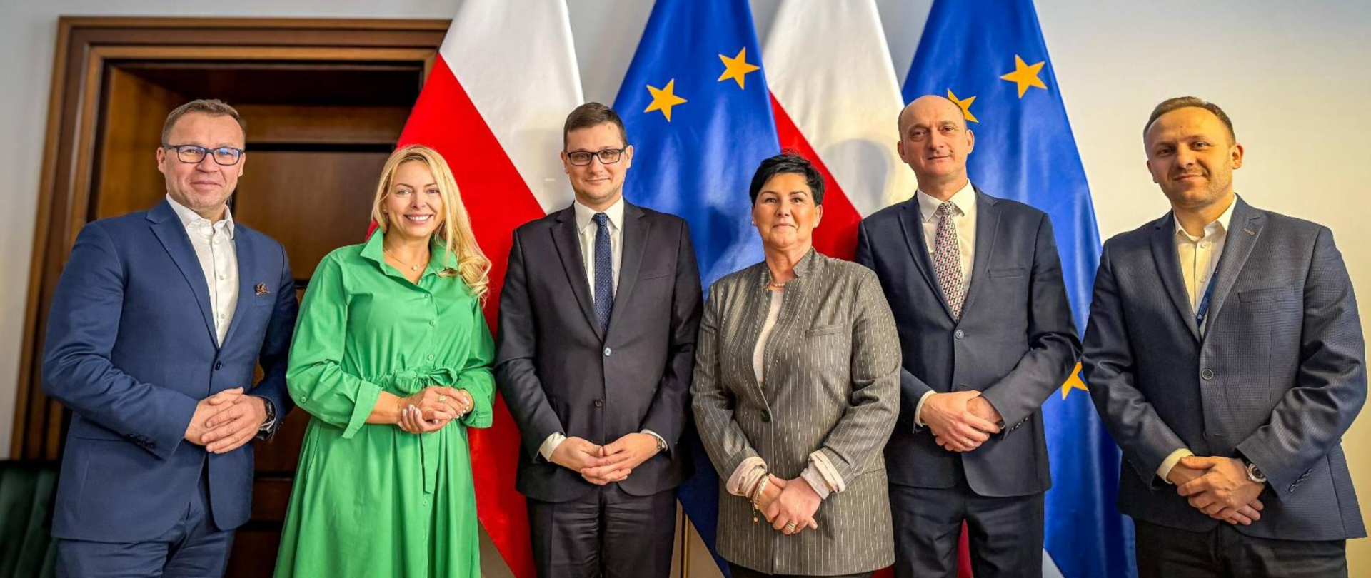 Wspólna fotografia przedstawiająca Wojewodę Kujawsko-Pomorskiego Michała Sztybla wraz z Dyrektor Generalną Urzędu Wojewódzkiego oraz Katarzyną Wesołowską, Zastępcą Dyrektora NASK ds. Nowych Technologii dla Polityk Publicznych Mariuszem Madejczyk, Dyrektor Oddziału NASK w Białymstoku Magdaleną Sawicką i Kierownikiem Działu Wsparcia EZD NASK Norbertem Staszakiem