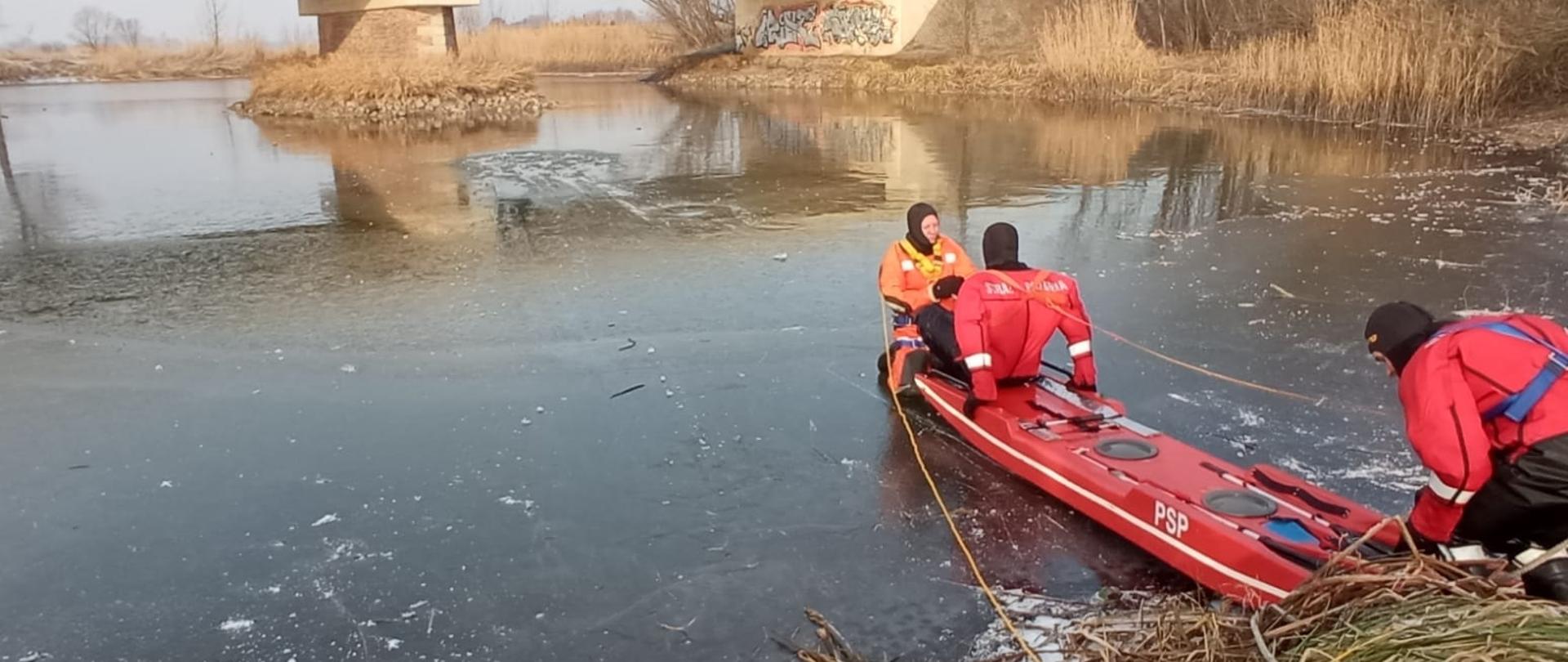 Ćwiczenia na lodzie strażaków z KP PSP w Brzegu